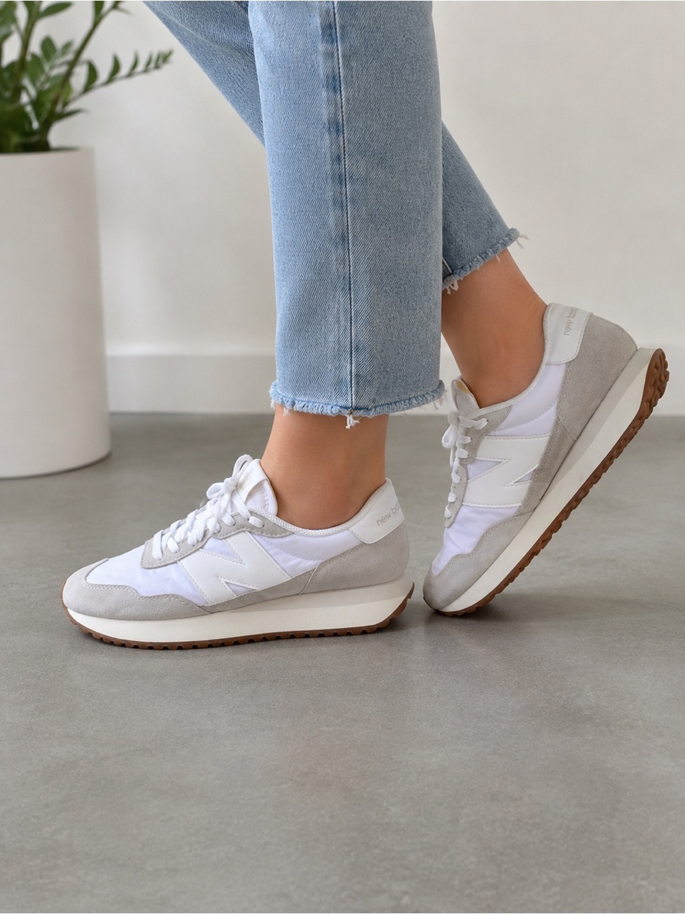 New Balance 237 Women’s Size 7 White Beige Suede Gum Sole Lifestyle Sneakers